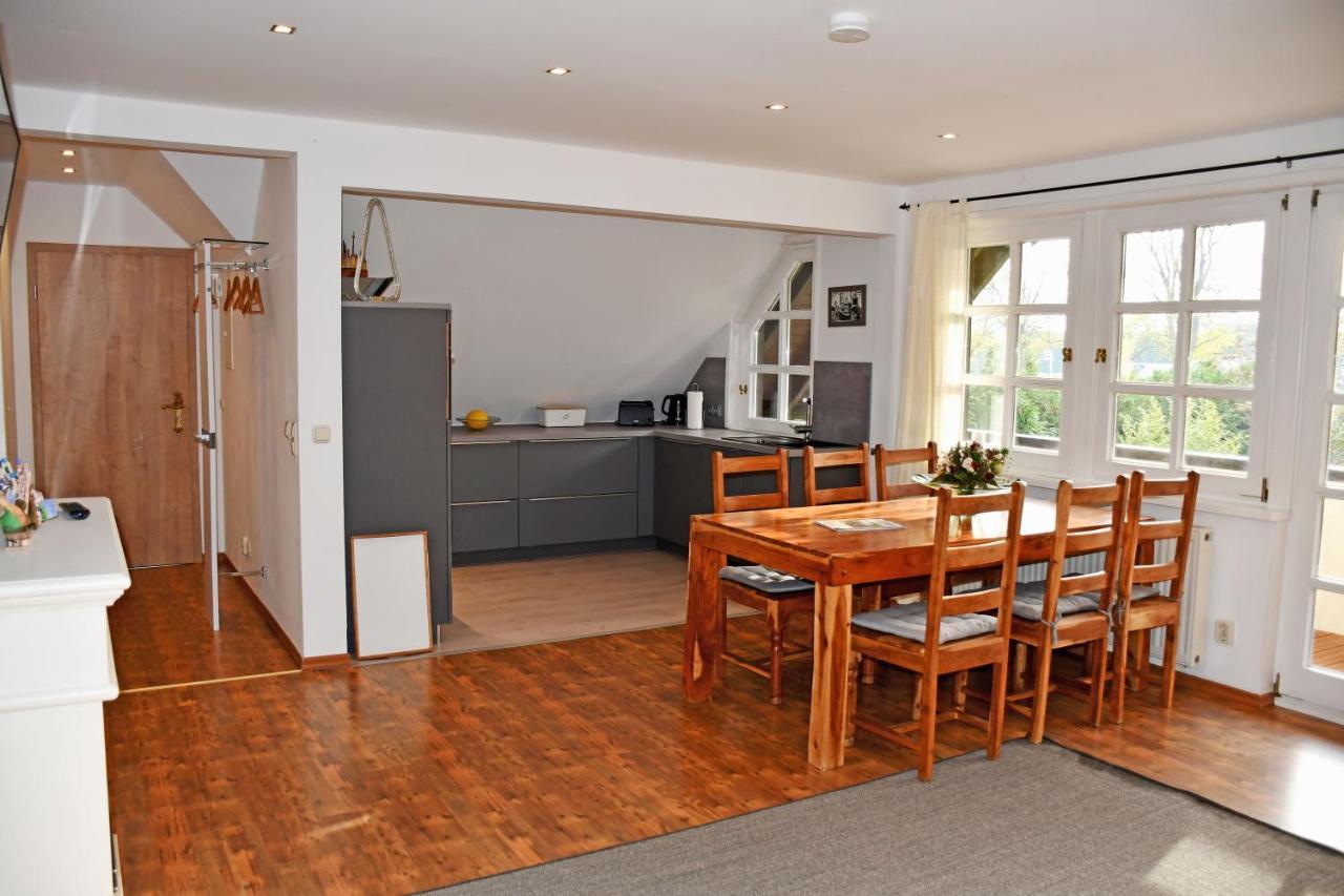 ברגן Reetdachfachwerkvilla Am Wiesengrund מראה חיצוני תמונה